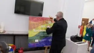 Grzegorz Braun zniszczył znajdującą się w Sejmie wystawę, poświęconą społeczności LGBTQ+.