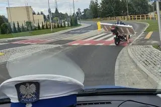 Mężczyzna przewoził drzwi na skuterze