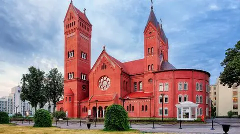 czerwony kosciol minsk bialorus shutterstock_1444834742
