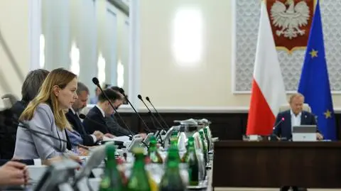 Katarzyna Pełczyńska-Nałęcz i Donald Tusk na posiedzeniu rządu