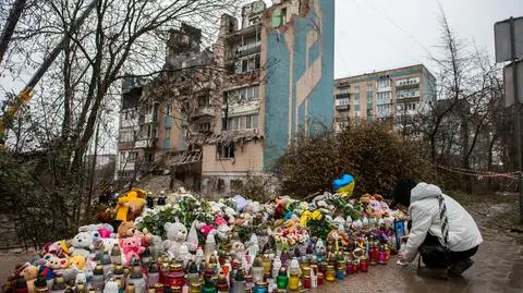 Znicze i maskotki w miejscu uderzenia rosyjskiej rakiety  w Tarnopolu