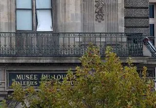 "To musieli być fachowcy". Tak weszli do Luwru 