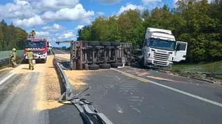 Przewrócona ciężarówka na autostradzie. Na jezdnię wysypała się kukurydza