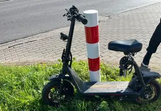 81-latka na hulajnodze elektrycznej uderzyła w ciężarówkę