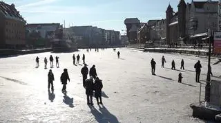 Tłumy na&nbsp;zamarzniętej Motławie. To&nbsp;nie&nbsp;tylko&nbsp;niebezpieczne, ale&nbsp;i&nbsp;nielegalne
