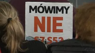 Uczestnicy spotkania przynieśli transparenty przeciwko budowie trasy przez ich tereny