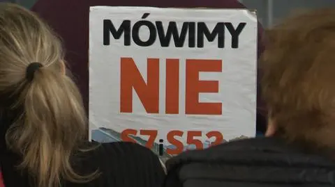 Uczestnicy spotkania przynieśli transparenty przeciwko budowie trasy przez ich tereny