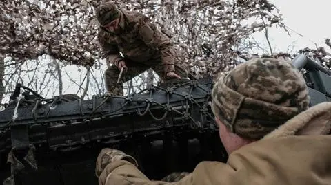 Ukraińscy żołnierze naprawiają sprzęt na froncie w obwodzie donieckim