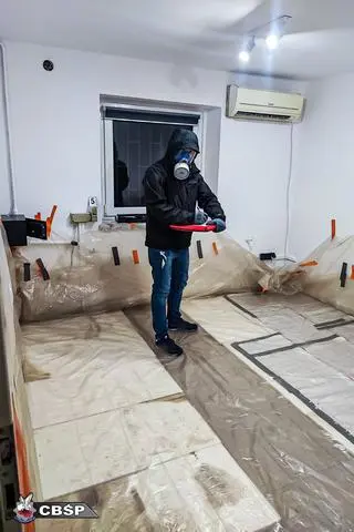 Na posesji w Imielinie policja odkryła laboratorium produkujące mefedron