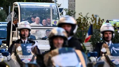 Papież Franciszek w papamobile, grudzień 2024, Francja