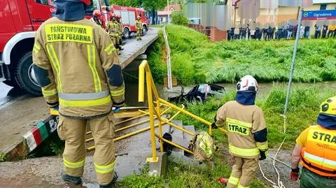 Samochód wpadł do rzeki w Brzozowie na Podkarpaciu