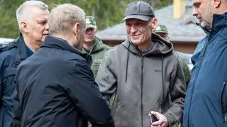 Andrzej Poczobut witany przy granicy przez Donalda Tuska. Bartosz Wieliński stoi po prawej stronie