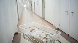 Porody coraz dalej od domu. Państwo szykuje plan awaryjny