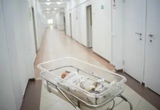 Porody coraz dalej od domu. Państwo szykuje plan awaryjny