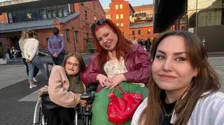 "Żart z naszej godności". Osoby z niepełnosprawnościami czekają na asystencję