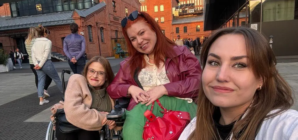 "Żart z naszej godności". Osoby z niepełnosprawnościami czekają na asystencję