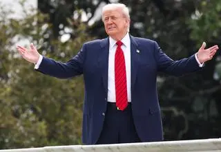 Cła Trumpa weszły w życie. "Agresywna polityka pozostanie z nami"