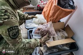Na posesji w Imielinie policja odkryła laboratorium produkujące mefedron