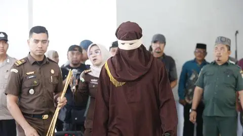Indonezja. Kat nazywany "algojo" podczas chłosty w mieście Banda Aceh (27.02.2025)