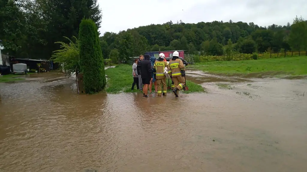 Pomagają powodzianom