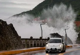Kolejne ewakuacje i zamknięte szkoły. Jest apel, by nie wychodzić na plaże