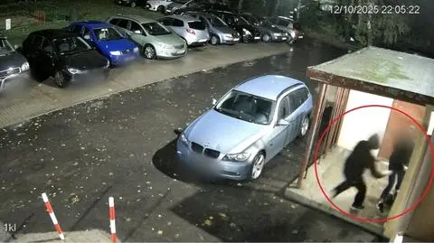 Atak napastnika na kobietę został nagrany przez monitoring