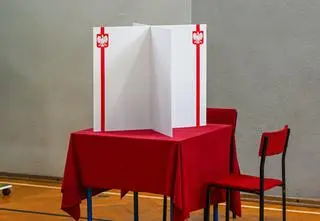 W jakich godzinach otwarte są lokale wyborcze?