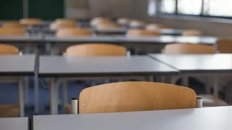 ławka krzesło szkoła edukacja shutterstock_227691079