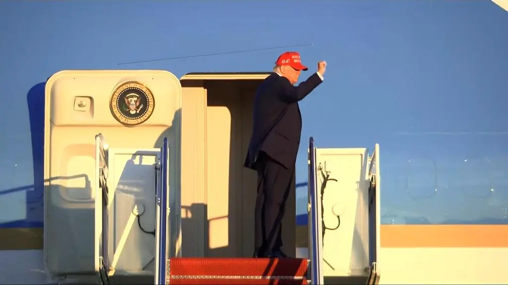 Donald Trump wchodzący na pokład Air Force One