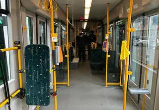 Chcą, aby siedzenia dla osób uprzywilejowanych miały inny kolor 