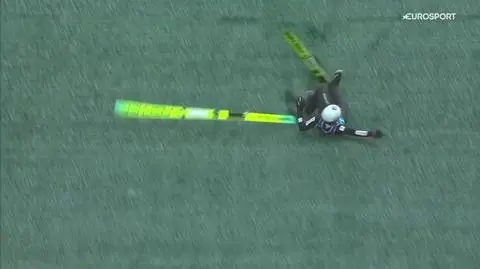 Ciało wychylone do przodu, narta została z tyłu. Upadek Stocha