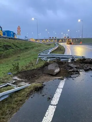 Ogromna część turbiny wiatrowej blokowała autostradę A1 w Holandii