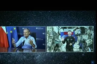 Sławosz Uznański-Wiśniewski oraz premier Donald Tusk podczas połączenia wideo na żywo oglądanego z siedziby MRiT w Warszawie