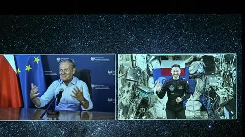Sławosz Uznański-Wiśniewski oraz premier Donald Tusk podczas połączenia wideo na żywo oglądanego z siedziby MRiT w Warszawie