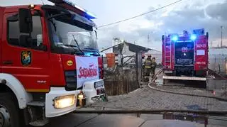 Pożar namiotu oraz autobusu zaparkowanego przy namiocie w Gdańsku