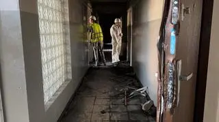 Działania policji na miejscu pożaru w Ząbkach