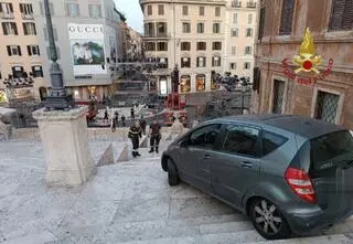 Chciał zjechać samochodem po jednym z największych zabytków Rzymu