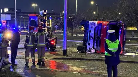 Wóz strażacki przewrócił się na bok