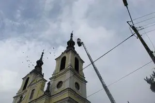 Strażacy zdjęli krzyże z kopuł kościoła w Bałtowie