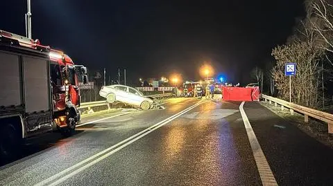 Zjechał na drugi pas i doprowadził do czołowego zderzenia. Zginął na miejscu