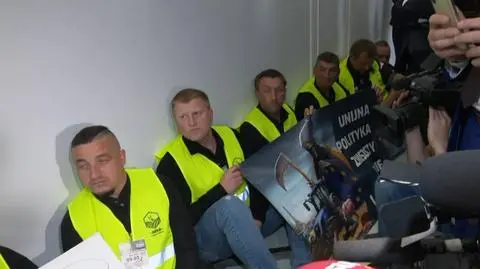 Posłowie zapraszają, rolnicy okupują Sejm. Hołownia zabiera głos
