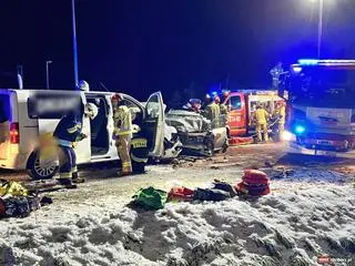Zderzenie busa i osobowej toyoty w Pogrzebieniu