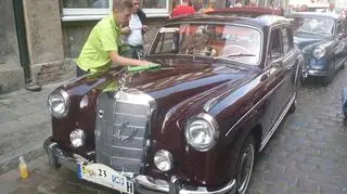 Mercedesów na rajdzie pojawiło się sporo