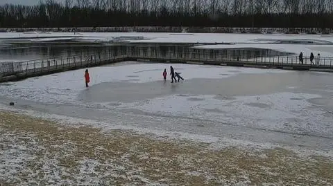 Dzieci bawiły się na lodzie