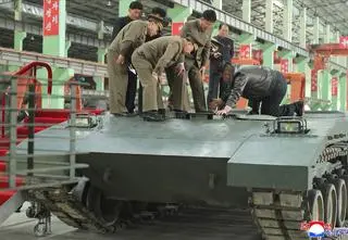 "Druga rewolucja" w siłach pancernych. Kim Dzong Un odwiedził "ważny" zakład 