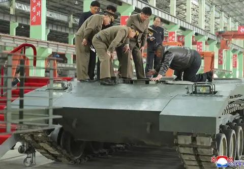 "Druga rewolucja" w siłach pancernych. Kim Dzong Un odwiedził "ważny" zakład 