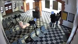 Z dworcowej poczekalni skradziono pluszowego misia