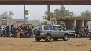 Kolejka do stacji benzynowej w Mali, Bamako. Zdjęcie archiwalne
