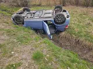 Kierowca stracił panowanie na łuku drogi