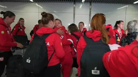 Łzy szczęścia na lotnisku. Brązowe Polki wróciły do kraju 